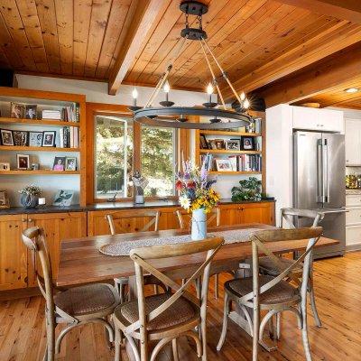 Glen Lake cottage eating area